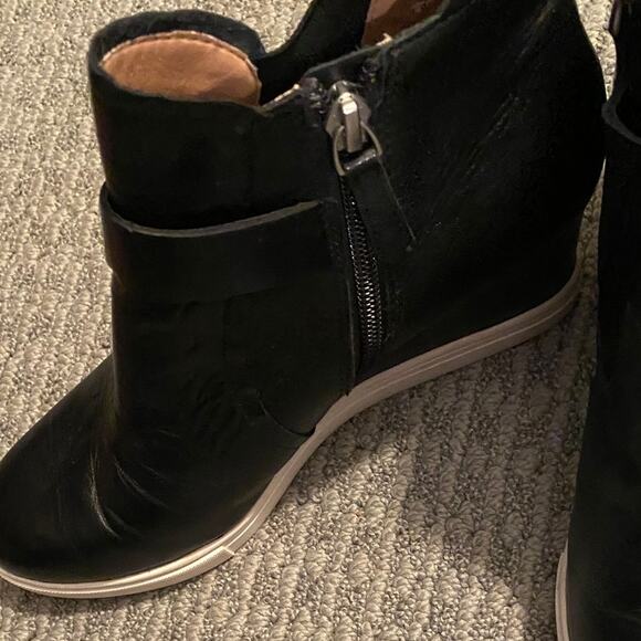 L Paola size 7 1/2M Platform bootie.  Black with whiite.  Side Zip..  No scuffs - Picture 4 of 8
